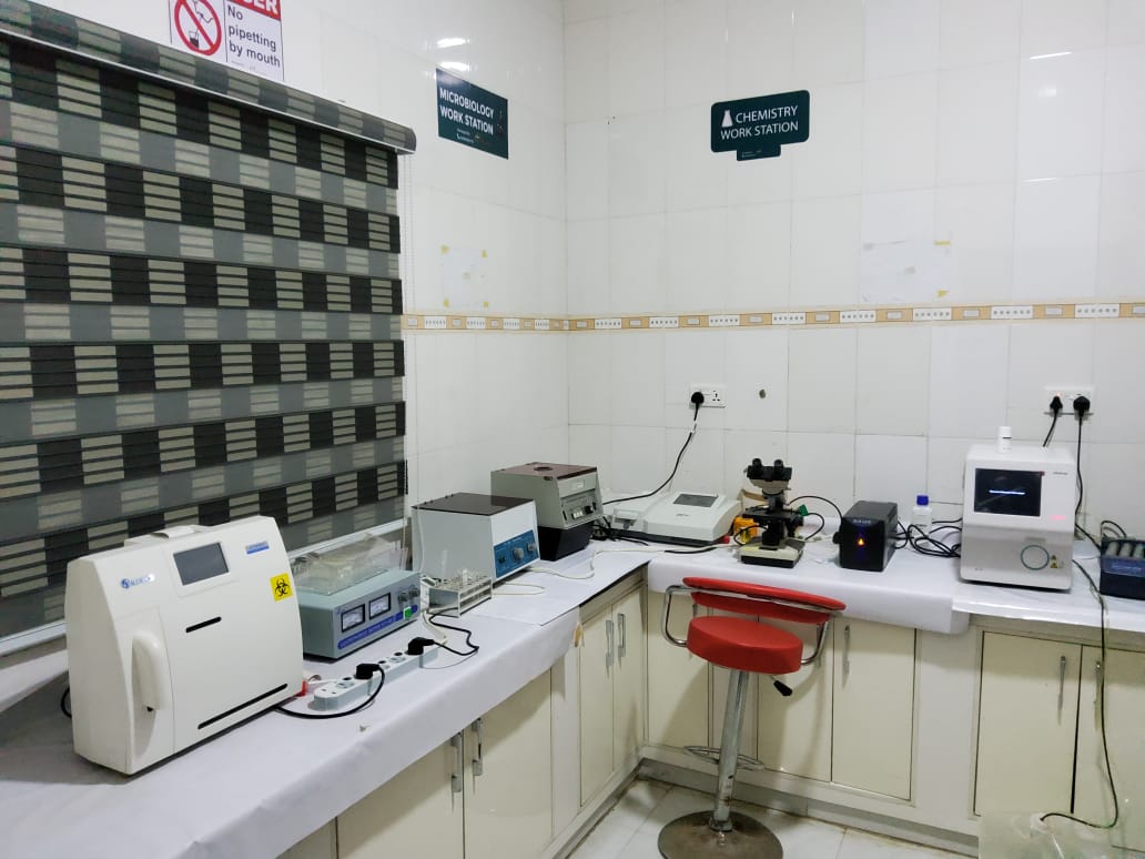 Diagnostic laboratory with analysers and microscope